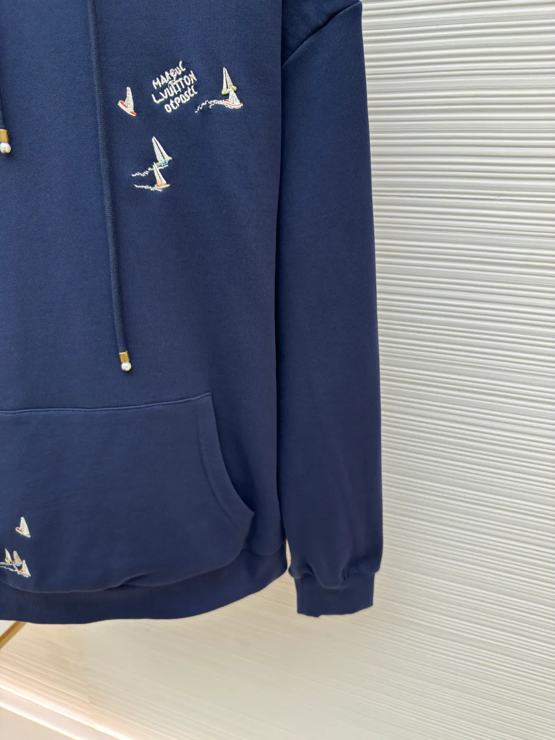 LOUIS VUITTON embroidered sailing letter hooded sweatshirt ●Authentic product: Purchased and developed by 16324 ●Item number: 1680243-A90 ●Fabric: pure cotton ●Technology: embroidery ●Version: fitted version ●Weight: about 885 grams ●Size: S-M-L-XL ●Description: Made with custom-made pure cotton fabrics, the texture is comfortable and soft, skin-friendly and non-irritating. It is decorated with sailboat embroidery on the front and back. It uses tatami technology to embroider sailboat patterns and letters in colorful colors. The colors are dyed according to the body fabric. The overall line is straight and delicate, the fabric is comfortable and soft, and the color is consistent without color difference. It can be matched with the same style to create a fashionable look and control various occasions. Customized accessories, complete three standards, same style for men and women!